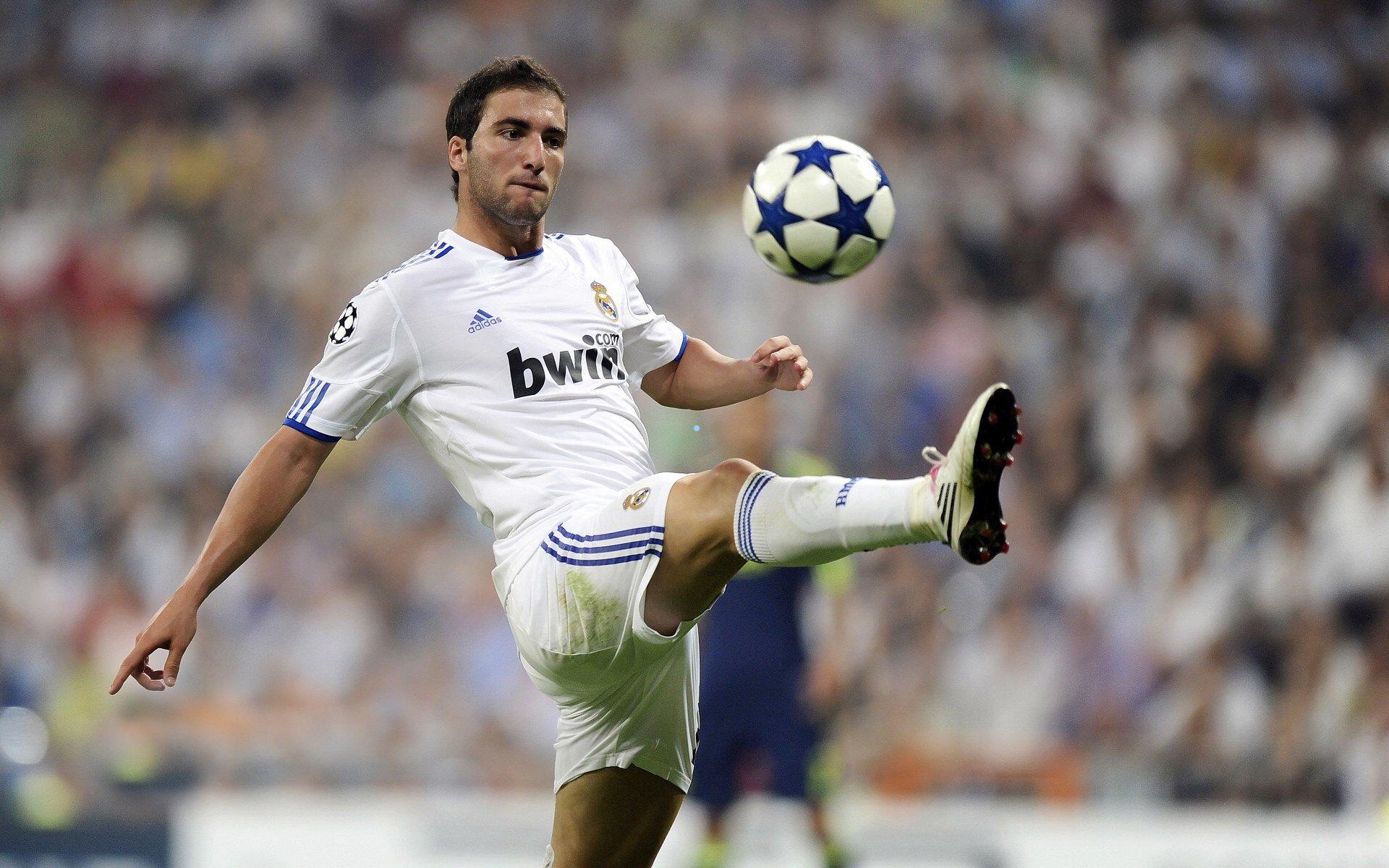 阿隆索夫人马德里街头温馨漫步，诠释皇马换帅潮后的宁静人生